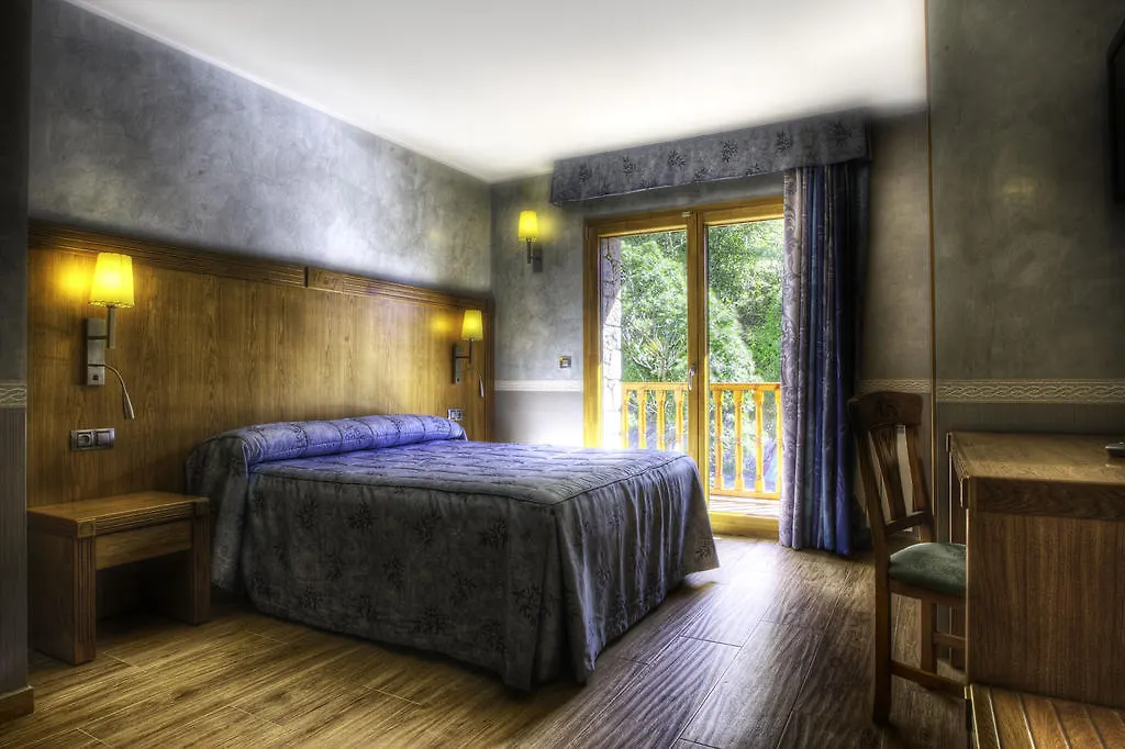 Hostal La Font Os de Civís 3*,